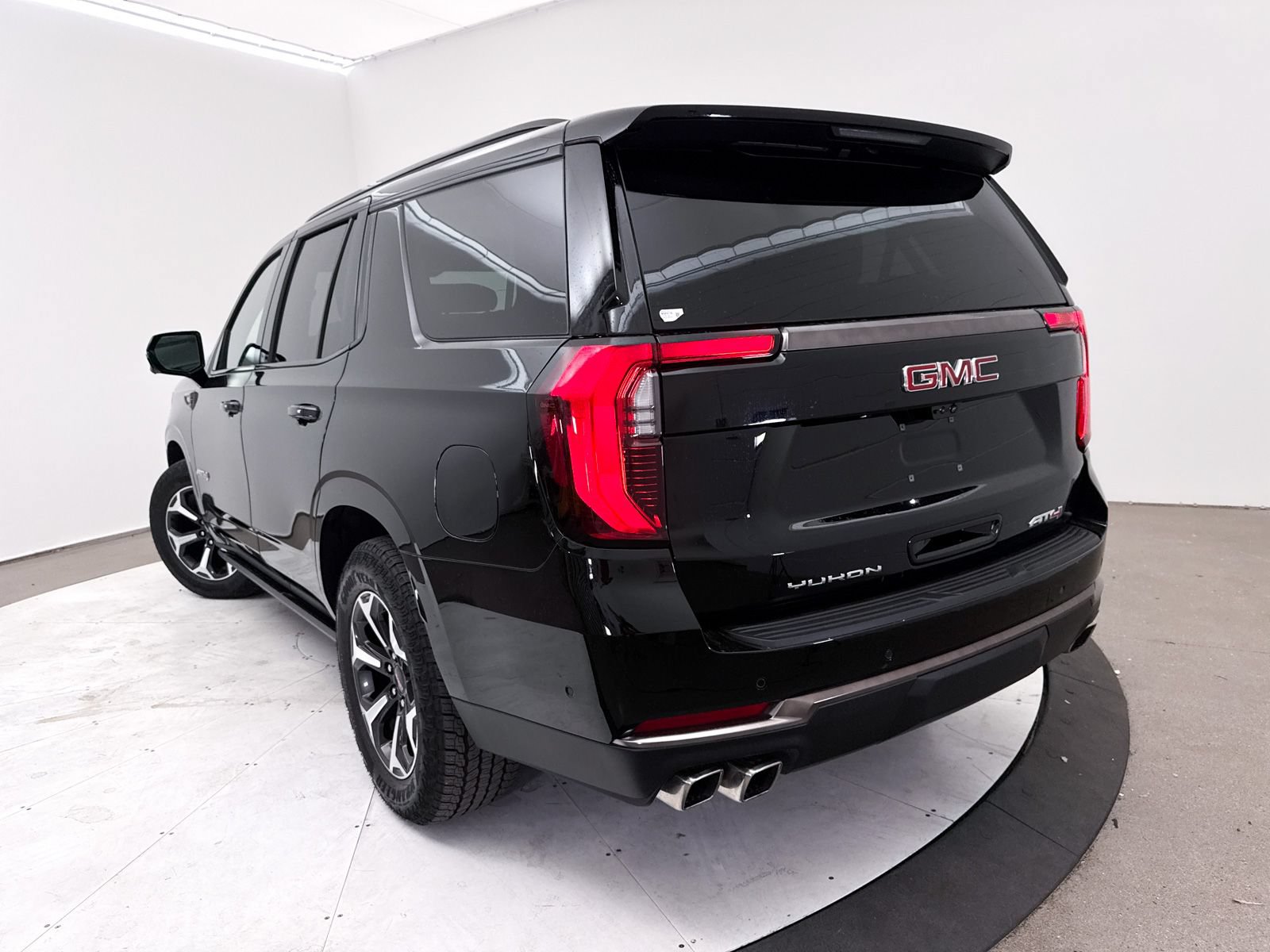 Used 2025 GMC Yukon AT4 Ultimate AWD/4WD image 9
