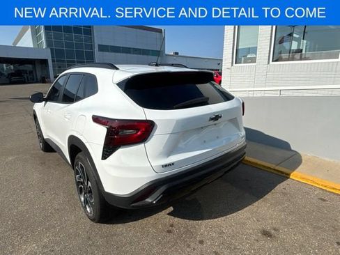 Used 2025 Chevrolet Trax RS w/ Sunroof Package FWD image 7