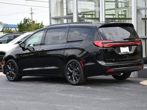 Used 2026 Chrysler Pacifica Limited w/ S Appearance Package FWD image 10
