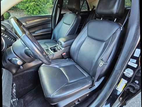 Used 2018 Chrysler 300 Limited image 18