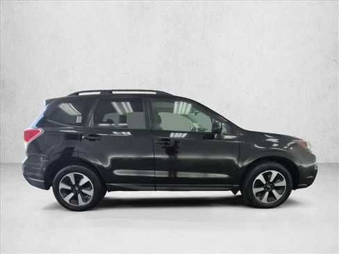 Used 2017 Subaru Forester 2.5i Premium AWD/4WD image 4