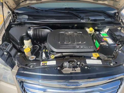 Used 2013 Chrysler Town & Country Touring-L w/ Entertainment Group #2 FWD image 9