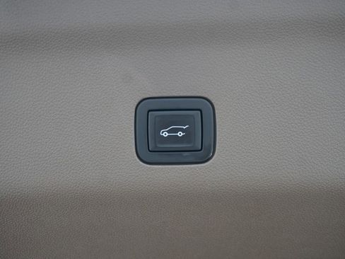 Used 2021 GMC Yukon XL Denali w/ Denali Premium Package image 10