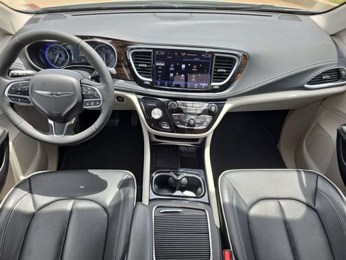 Used 2024 Chrysler Pacifica Limited FWD image 9