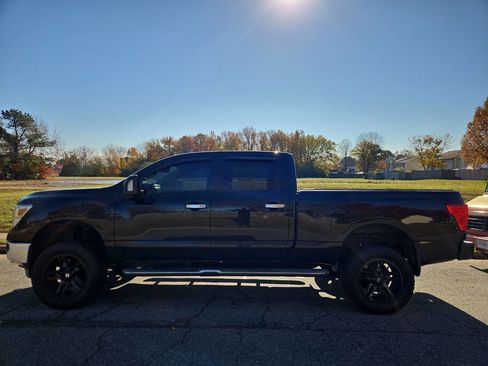 Used 2019 Nissan Titan SV w/ SV Convenience Package image 2