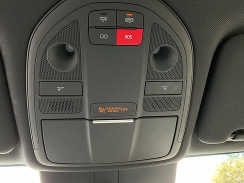 Used 2025 Genesis G70 2.5T image 26