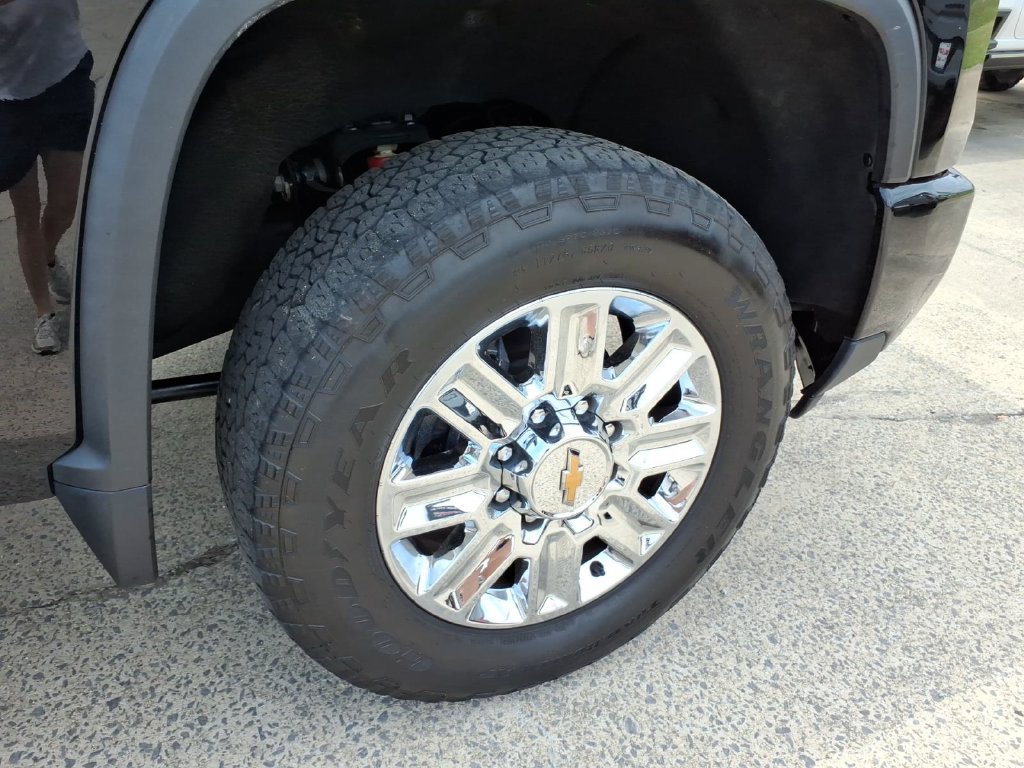 Used 2024 Chevrolet Silverado 3500 High Country w/ High Country Premium Package AWD/4WD image 9