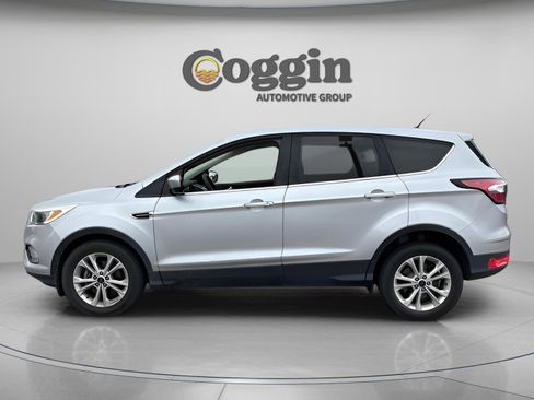 Used 2017 Ford Escape SE image 2