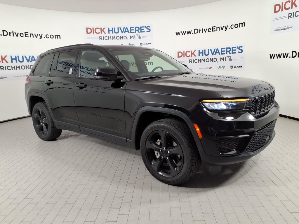 Used 2023 Jeep Grand Cherokee Altitude AWD/4WD image 3