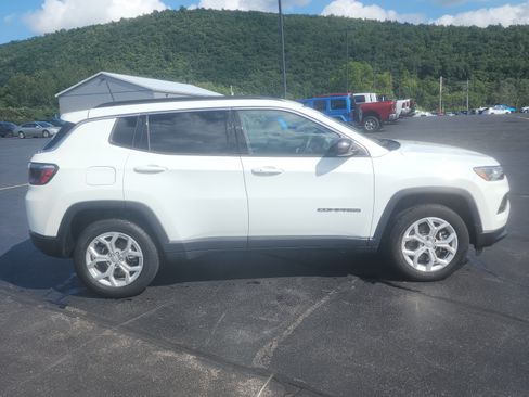 Used 2024 Jeep Compass Latitude w/ Convenience Group AWD/4WD image 6
