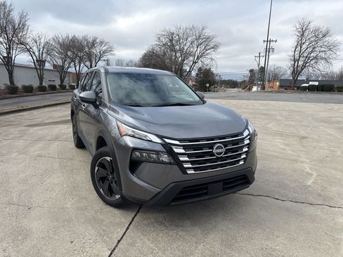 Used 2024 Nissan Rogue SV image 4