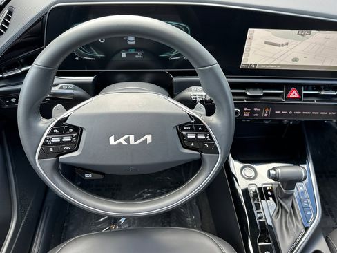 Certified 2025 Kia Niro EX image 16