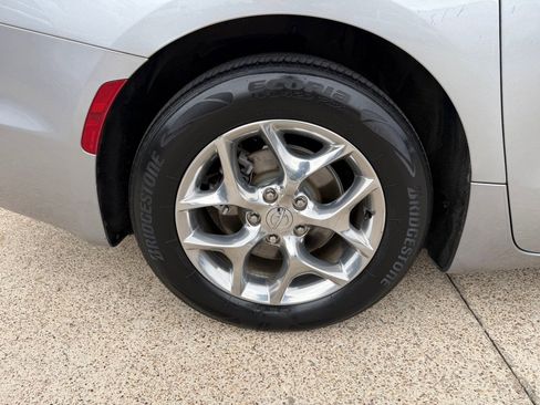 Used 2018 Chrysler Pacifica Limited FWD image 11