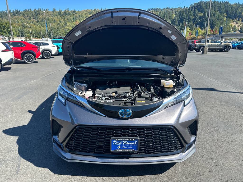 Used 2022 Toyota Sienna XSE w/ XSE Plus Package FWD image 4