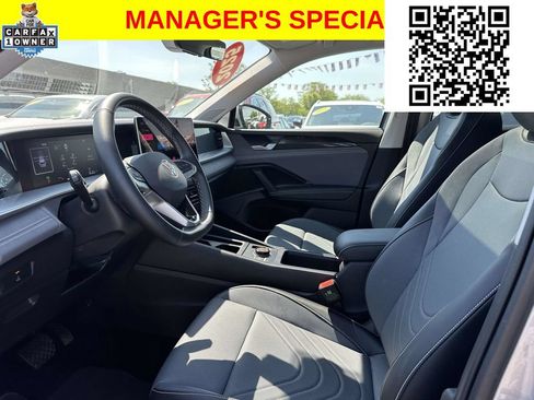 Used 2025 Volkswagen Tiguan SE w/ Panoramic Sunroof Package AWD/4WD image 14