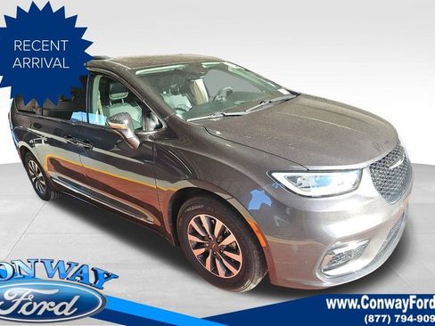 Used 2022 Chrysler Pacifica Limited w/ Uconnect Theater Family Group image 1