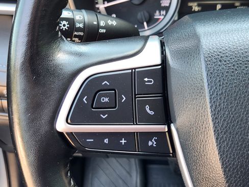 Used 2023 Toyota Highlander LE AWD/4WD image 25