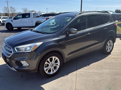 Used 2018 Ford Escape SE image 3