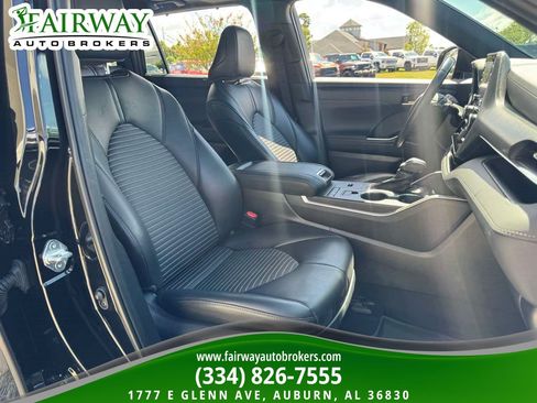 Used 2021 Toyota Highlander XSE FWD image 12