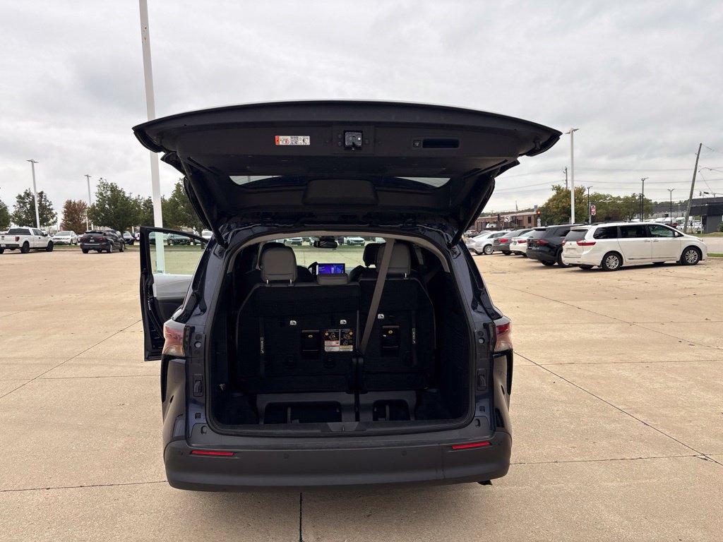 Used 2025 Toyota Sienna XLE FWD image 25