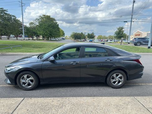 Used 2021 Hyundai Elantra SE FWD image 5