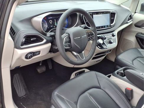 Used 2023 Chrysler Pacifica Touring-L image 12