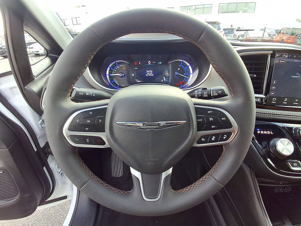 Used 2025 Chrysler Pacifica Pinnacle FWD image 22