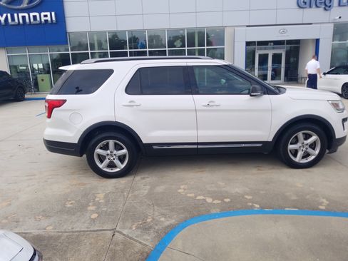 Used 2019 Ford Explorer XLT w/ Equipment Group 201A FWD image 8