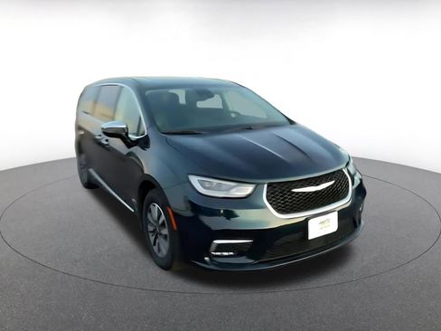 Used 2023 Chrysler Pacifica Limited image 3
