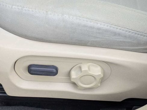 Used 2017 Ford Taurus SE FWD image 16