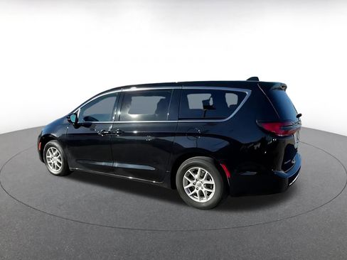 Used 2025 Chrysler Pacifica Select image 10