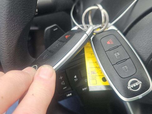 Used 2023 Nissan Rogue S image 15