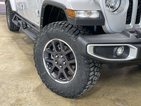 Used 2022 Jeep Gladiator Overland w/ Cold Weather Group AWD/4WD image 11