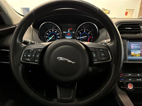 Used 2017 Jaguar F-PACE Premium image 29