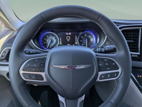 Used 2024 Chrysler Pacifica Touring-L image 16
