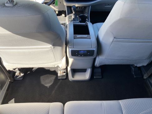 Used 2018 Toyota Highlander LE w/ Carpet Mat Package (TMS) image 16