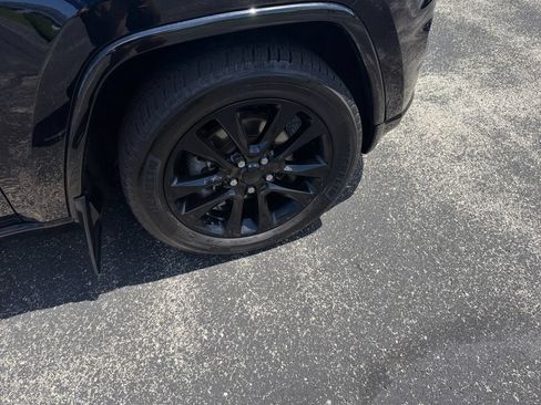 Used 2019 Jeep Grand Cherokee Altitude AWD/4WD image 30