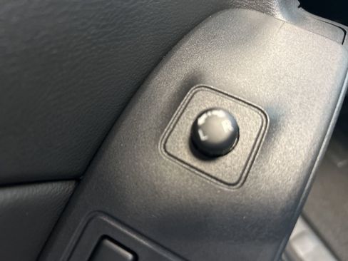 Used 2025 Nissan Frontier SV image 12