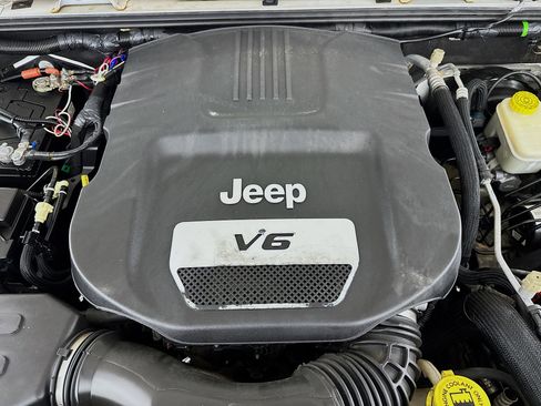 Used 2016 Jeep Wrangler Unlimited Sahara image 36