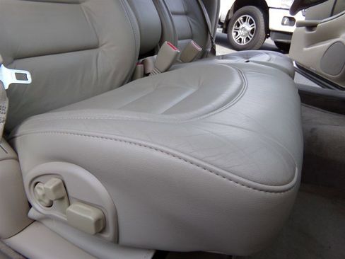 Used 2003 Cadillac De Ville Sedan w/ Comfort & Convenience Package image 27