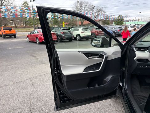 Used 2023 Toyota RAV4 XLE Premium image 11