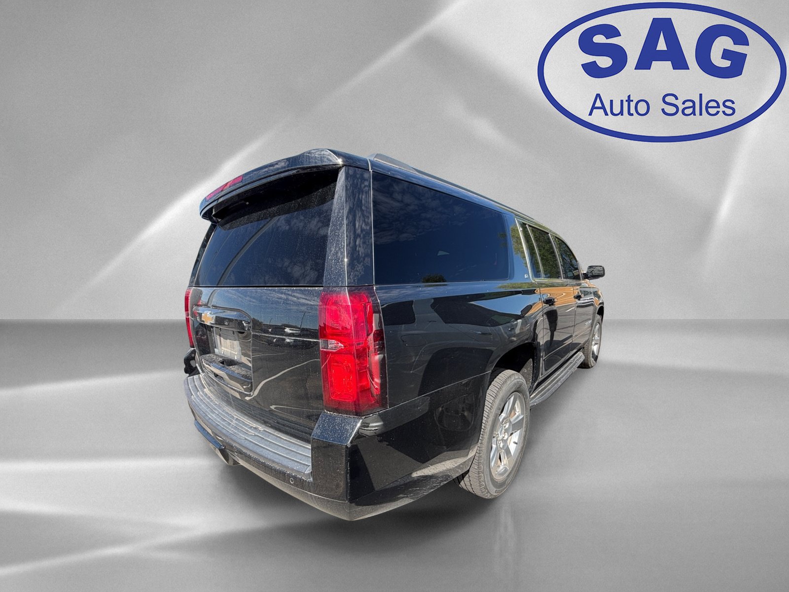 Used 2019 Chevrolet Suburban LT w/ Luxury Package RWD image 3