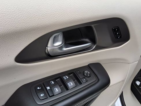 Used 2024 Chrysler Pacifica Touring-L FWD image 27