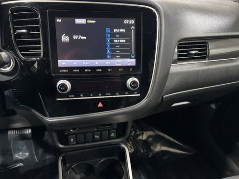 Used 2020 Mitsubishi Outlander SE image 18