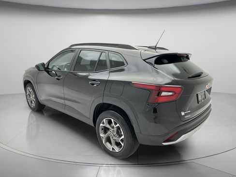 Used 2025 Chevrolet Trax LT FWD image 4