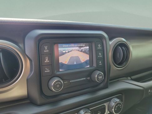 Used 2021 Jeep Gladiator Sport image 19