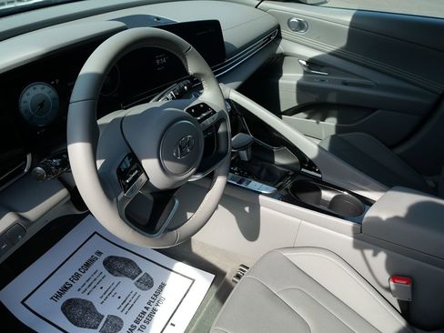Used 2023 Hyundai Elantra SEL w/ Convenience Package FWD image 11