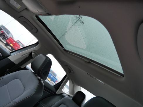 Used 2025 Volkswagen Jetta SE w/ Sunroof Package FWD image 19