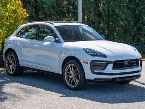 Certified 2025 Porsche Macan image 9