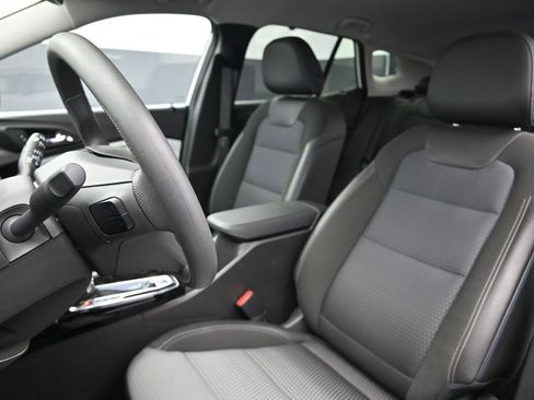 Used 2025 Chevrolet Trax LT image 14